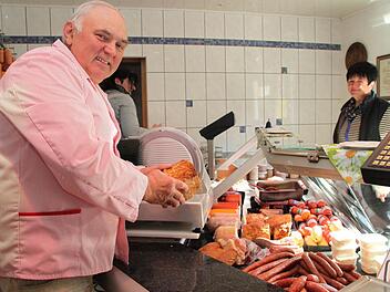 Günther Pfändner an der Wursttheke: Der 64-Jährige betreibt nach dem Abschied von der Kommunalpolitik weiterhin seinen Hofladen in Zedersitz, für den er jetzt noch mehr Zeit hat. Foto: Alexander Hartmann
