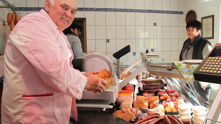 Günther Pfändner an der Wursttheke: Der 64-Jährige betreibt nach dem Abschied von der Kommunalpolitik weiterhin seinen Hofladen in Zedersitz, für den er jetzt noch mehr Zeit hat. Foto: Alexander Hartmann