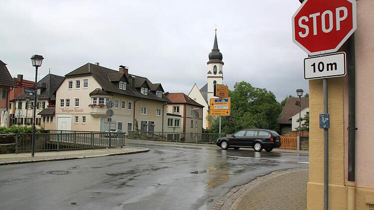 Dringend vom Verkehr entlastet werden müsste die Einmündung der Prächtinger Straße in die Hauptstraße. Diese Gefahrenstelle wäre durch eine Umgehung entschärft. Fotos: Matthias Einwag