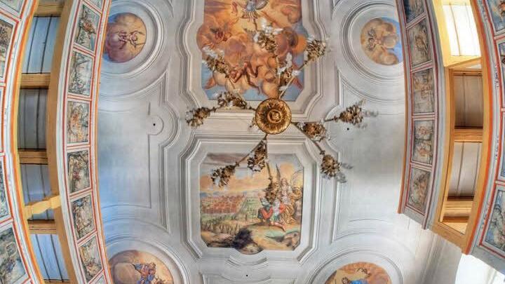 Die Fechheimer Kirche vor der Renovierung als Panoramabild, das mit einer speziellen Technik aufgenommen wurde, um einen 360 Grad Rundumblick zu ermöglichen. Foto: Klaus Dieter Bätz