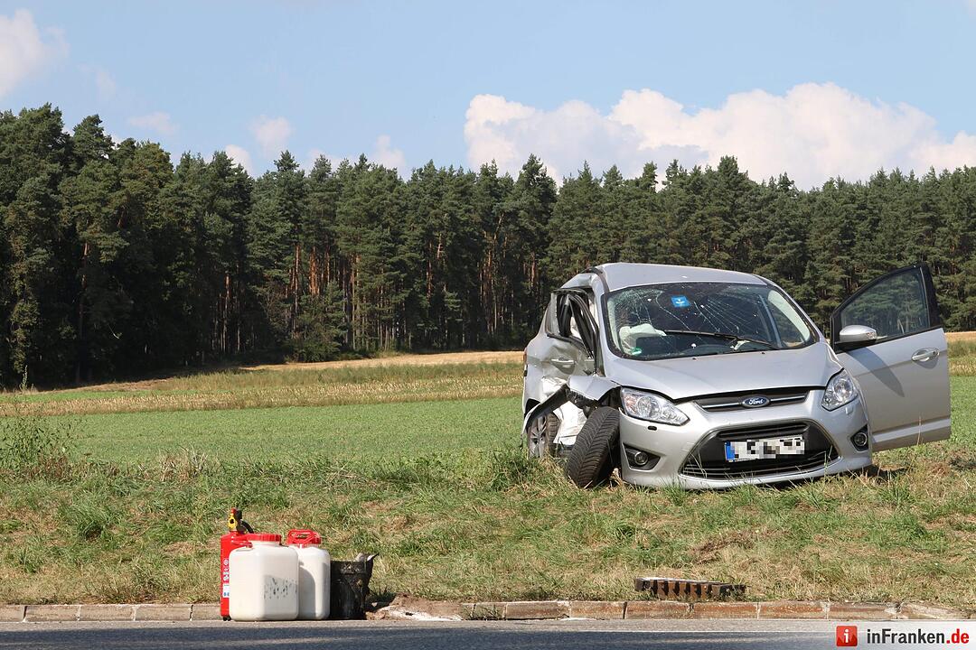 Beim Abbiegen Verkehr übersehen - Zwei Verletzte bei Zusammenstoß