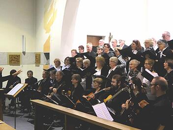 María José Loza (l.) hatte die Gesamtleitung des Konzerts. Foto: Johanna Blum