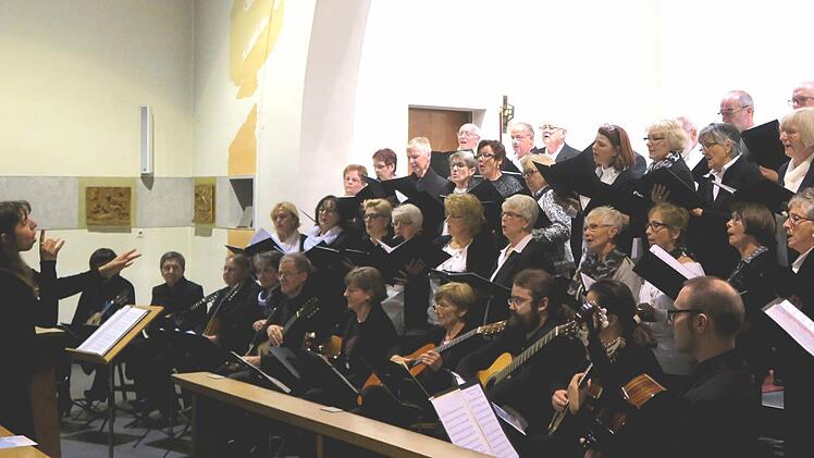 María José Loza (l.) hatte die Gesamtleitung des Konzerts. Foto: Johanna Blum