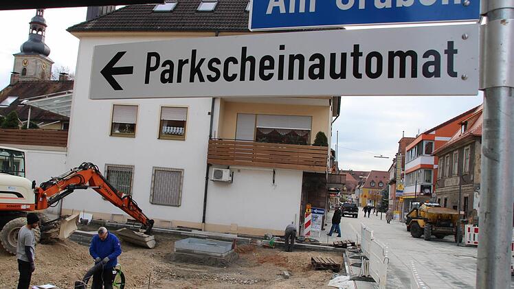 Durch die Baustelle Am Graben fallen derzeit in Höchstadt zwölf Parkplätze weg. Vermehrt nehmen Dauerparker den Kunden der Innenstadtgeschäfte die verbliebenen Plätze weg.  Foto: Christian Bauriedel