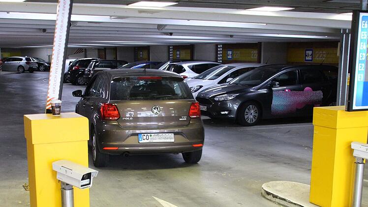 Das umstrittene Parkraumkonzept sieht vor, dass Kunden in Coburg vor allem die Parkhäuser nutzen sollen. Foto: Jochen Berger