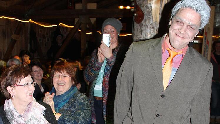 Kein geringerer als Rudi Carrell (Philip Mahr) suchte den neuen Kronacher Bürgermeister - nach Herzblattmanier. Foto: Sonny Adam