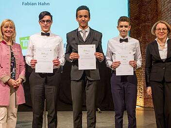 Fabian Hahn (zweiter von links) ist einer von drei oberfränkischen Stipendiaten. Mit ihm erhielten auch Ahmad Abu-Hossin und Marvin Lionel Amori Ogolla die Auszeichnung, die von Staatssekretärin Carolina Trautner (links) und Dagmar Wolf als Vertreterin der Robert-Bosch-Stiftung überreicht wurde. Foto: Steffen Leiprecht