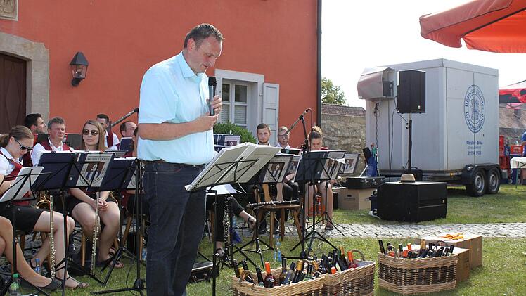 Martin Piott bringt 50 Flaschen Wein mit. Foto: Carmen Schwind