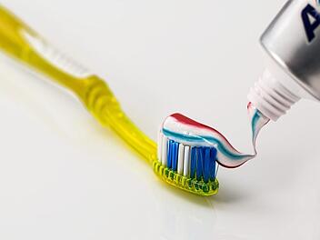 In vielen Zahncremes ist kein oder zu wenig Fluorid enthalten. Symbolfoto: pixabay/stevepb
