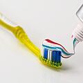 In vielen Zahncremes ist kein oder zu wenig Fluorid enthalten. Symbolfoto: pixabay/stevepb