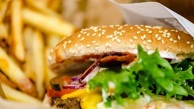 Weil er sich jahrelang schlecht - und fast ausschließlich von Fast Food wie Pommes und Chips - ernährte, soll ein Jugendlicher  erblindet sein. Symbolbild: HLPhoto/stock.adobe.com