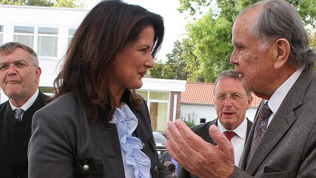 Die bayerische Landwirtschaftsministerin Michaela Kaniber im Gespräch mit Ehrenbürger Hans Albert Ruckdeschel. Foto: Sonny Adam