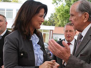 Die bayerische Landwirtschaftsministerin Michaela Kaniber im Gespräch mit Ehrenbürger Hans Albert Ruckdeschel. Foto: Sonny Adam