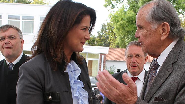 Die bayerische Landwirtschaftsministerin Michaela Kaniber im Gespräch mit Ehrenbürger Hans Albert Ruckdeschel. Foto: Sonny Adam