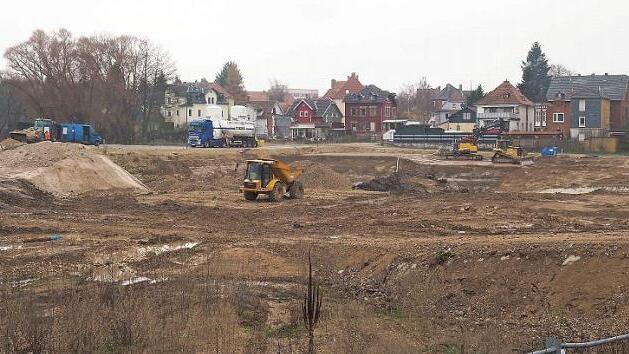 Auf dem Gelände des einstigen Betonwerkes Brockardt am Kanonenweg wird ein Parkhaus mit 350 Stellplätzen entstehen. Geplant waren 300 Parkplätze. Genutzt werden wird das Parkhaus von Anwohnern und Mitarbeitern der HUK Coburg-Versicherungsgruppe. Foto: C. Winter