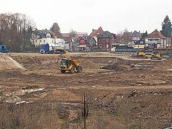 Auf dem Gel&auml;nde des einstigen Betonwerkes Brockardt am Kanonenweg wird ein Parkhaus mit 350 Stellpl&auml;tzen entstehen. Geplant waren 300 Parkpl&auml;tze. Genutzt werden wird das Parkhaus von Anwohnern und Mitarbeitern der HUK Coburg-Versicherungsgruppe. Foto: C. Winter