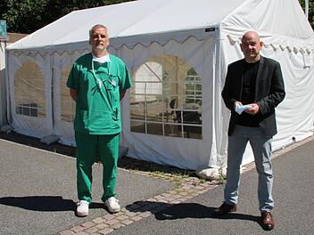 Das Testzelt für Corona-Verdachtsfälle bleibt mindestens bis Jahresende im Hof der Capio Franz von Prümmer-Klinik stehen. Dr. Hans-Joachim Müller (links), Ärztlicher Direktor, und Verwaltungsdirektor Axel Busch bereitet der leichtfertige Umgang einiger Menschen mit Corona Sorge. Foto: Ulrike Müller