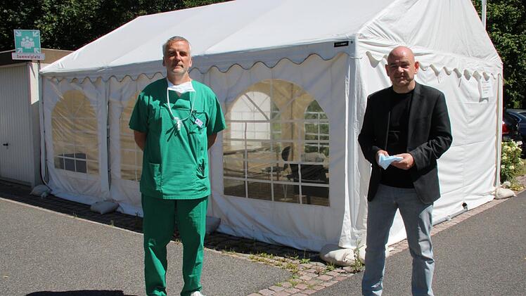 Das Testzelt für Corona-Verdachtsfälle bleibt mindestens bis Jahresende im Hof der Capio Franz von Prümmer-Klinik stehen. Dr. Hans-Joachim Müller (links), Ärztlicher Direktor, und Verwaltungsdirektor Axel Busch bereitet der leichtfertige Umgang einiger Menschen mit Corona Sorge. Foto: Ulrike Müller
