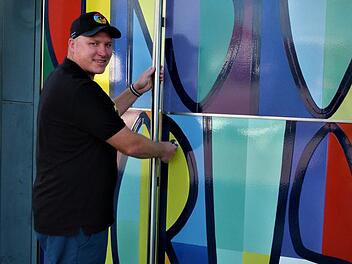 David Heidenreich ist ein christlich geprägter Mensch, der an der Autobahnkirche auch als Kirchenpfleger tätig ist. Hilfe zu gewähren ist eine besondere Eigenschaft von ihm. Hier öffnet er die Tür zur Autobahnkirche Himmelkron. Foto: Werner Reißaus