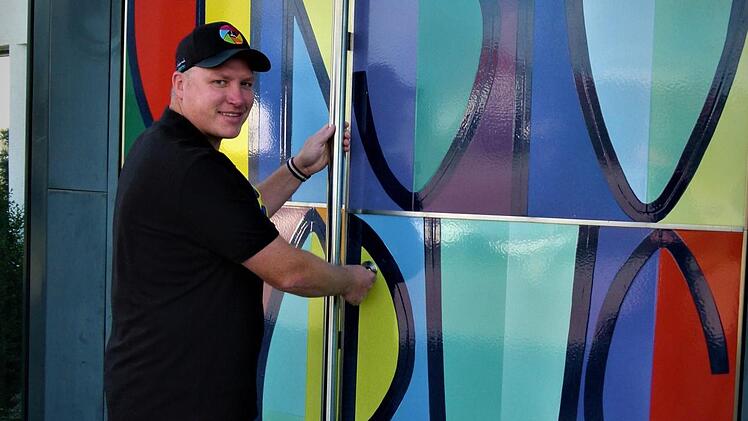 David Heidenreich ist ein christlich geprägter Mensch, der an der Autobahnkirche auch als Kirchenpfleger tätig ist. Hilfe zu gewähren ist eine besondere Eigenschaft von ihm. Hier öffnet er die Tür zur Autobahnkirche Himmelkron. Foto: Werner Reißaus