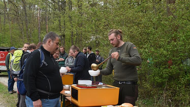 Zwischendurch gab es zur Stärkung Essen und Trinken für die Teilnehmenden des Grenzgangs Ramsthal.