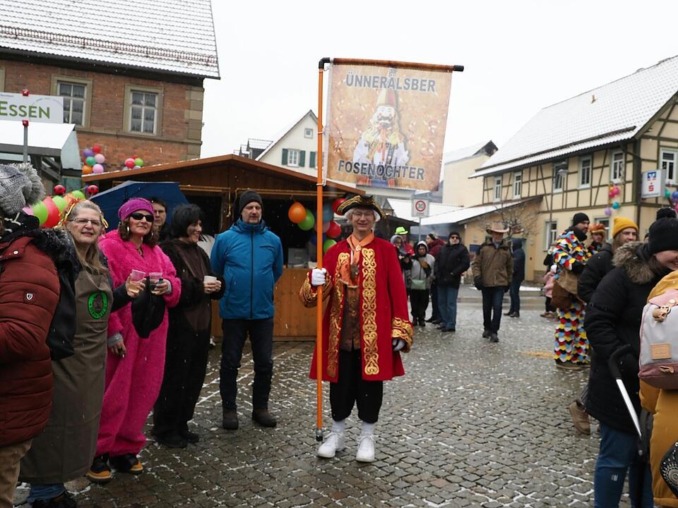 Tausende Besucher beim traditionellen Maskenumzug