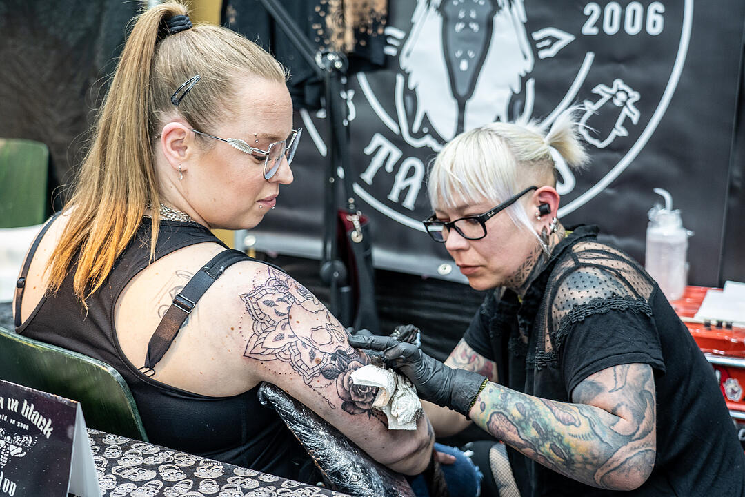 Mit vielen Top Tattookünstlern und Händlern.
