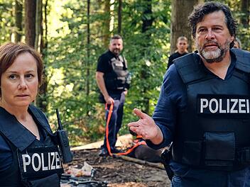 Die Kommissare Franziska Tobler (Eva Löbau) und Friedemann Berg (Hans-Jochen Wagner) bekommen es im "Tatort: Die große Angst" mit einem besonders seltsamen Fall zu tun - der diesmal wortwörtlich "im Schwarzwald" spielt.