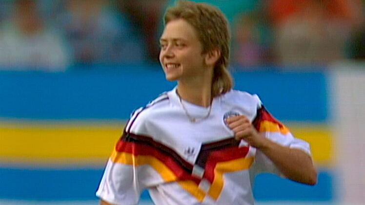 Die Bochumerin Petra Landers, Europameisterin 1989, erzählt, wie der Chef ihr die Teilnahme an der Heim-EM in Deutschland verbieten wollte - weil er selbst in Kur gehen müsse. "Es haben immer wieder Leute versucht, mir das zu nehmen, das mir am wertvollsten war", sagt Landers heute mit 63 Jahren.