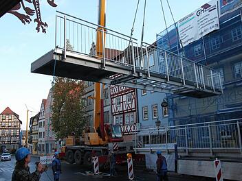 Mit Hilfe eines hydraulischen Krans wurden zwei Balkonelemente mit jeweils elf Metern Länge und drei Tonnen Gewicht in den Innenhof des Fränkischen Hofes gehoben.  Fotos: Heike Beudert