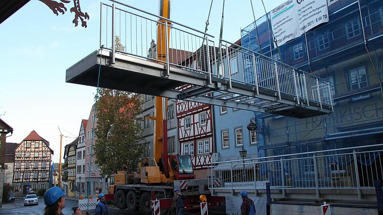 Mit Hilfe eines hydraulischen Krans wurden zwei Balkonelemente mit jeweils elf Metern Länge und drei Tonnen Gewicht in den Innenhof des Fränkischen Hofes gehoben.  Fotos: Heike Beudert