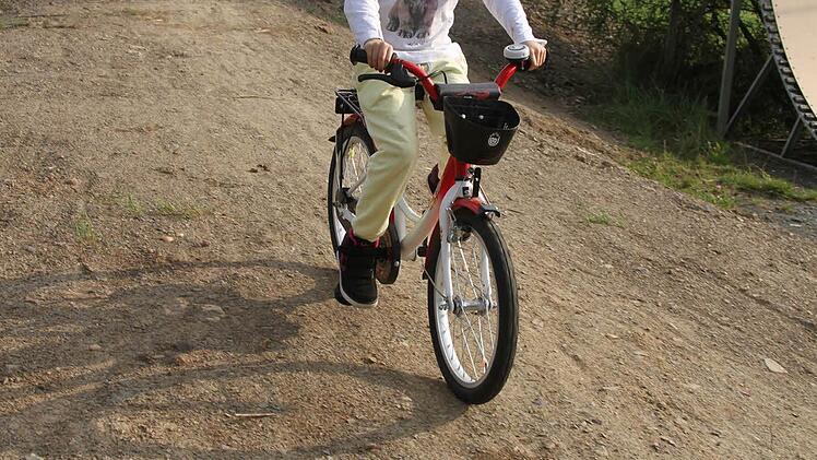 Karolina Geyer (7) hat zwar kein BMX-Rad, aber sie probiert die neue Bahn trotzdem gerne aus.