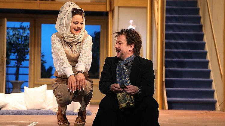 Turbulenter Bühnenspaß: Szene aus "Der nackte Wahnsinn" am Landestheater Coburg (Kerstin Hänel und Niklaus Scheibli).Foto: Henning Rosenbusch