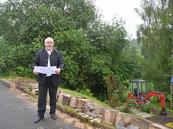 Bürgermeister Egon Herrmann freut sich und informiert über die Aufstellung eines Bebauungsplanes für ein neues Baugebiet "An der Grüner Straße" in Weißenbrunn. Foto: eh