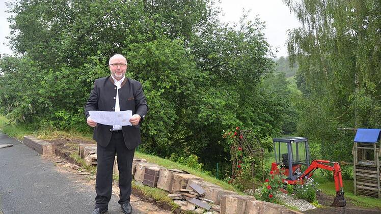 Bürgermeister Egon Herrmann freut sich und informiert über die Aufstellung eines Bebauungsplanes für ein neues Baugebiet "An der Grüner Straße" in Weißenbrunn. Foto: eh
