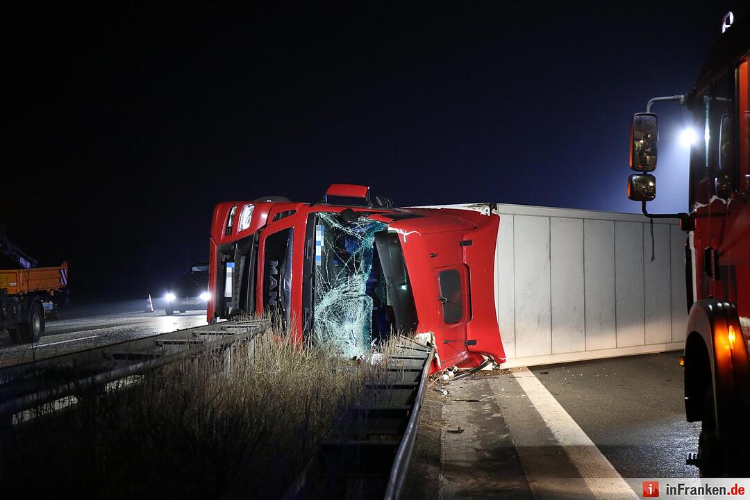 Kreis Bayreuth: Lkw kracht auf A9 in Mittelschutzplanke und kippt um – Fahrer verletzt