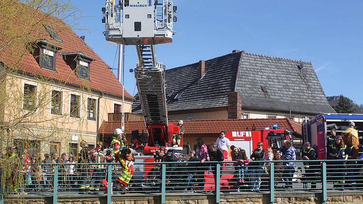 Der Rettungshundeführer und sein Tier werden abgeseilt. Foto: Matthias Einwag