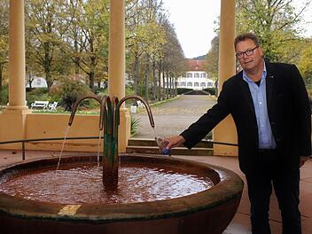 Dr. Gero Beckmann trinkt aus der Stahlquelle in Bad Bocklet. Werner Vogel