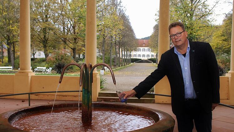 Dr. Gero Beckmann trinkt aus der Stahlquelle in Bad Bocklet. Werner Vogel