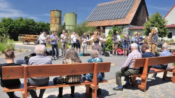 Auftritt in Dietersdorf    Foto: Mark Oliva