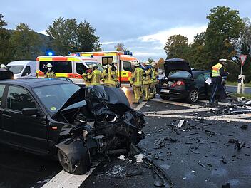 Die Feuerwehr sperrte nach dem Unfall am Montagmorgen an der Anschluss-Stelle Hammelburg die Unfallstelle ab und regelte der Verkehr. Foto: Ralf Ruppert