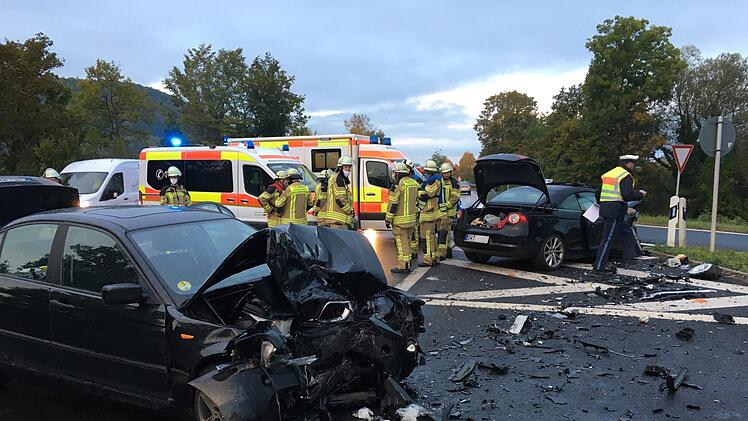 Die Feuerwehr sperrte nach dem Unfall am Montagmorgen an der Anschluss-Stelle Hammelburg die Unfallstelle ab und regelte der Verkehr. Foto: Ralf Ruppert