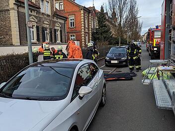 Kitzingen: Salzsäure-Unfall - Feuerwehr, BRK und Polizei im Einsatz Kitzingen: Salzsäure-Unfall - Feuerwehr, BRK und Polizei im Einsatz