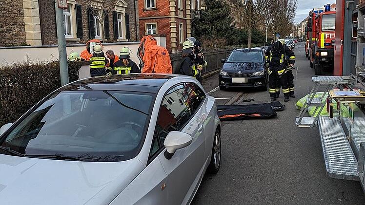 Kitzingen: Salzsäure-Unfall - Feuerwehr, BRK und Polizei im Einsatz
