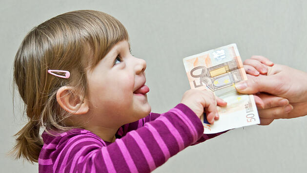 Kind, Geld, Kindergeld, Elterngeld, Familienbonus, Euro, Geldschein