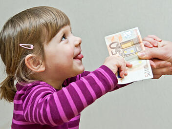 Kind, Geld, Kindergeld, Elterngeld, Familienbonus, Euro, Geldschein