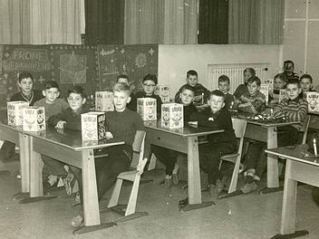 Der Schülerjahrgang 1952/53 bei einer schulischen Weihnachtsfeier in den neuen Schulräumen. Foto: privat