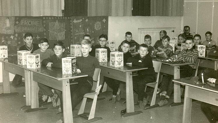 Der Schülerjahrgang 1952/53 bei einer schulischen Weihnachtsfeier in den neuen Schulräumen. Foto: privat