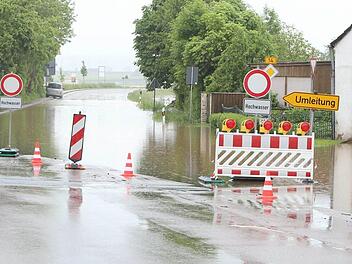Die Ortsdurchfahrt auf der B14 bei Neuenstetten ist aufgrund des Hochwassers gesperrt. Foto: Haag, News5
