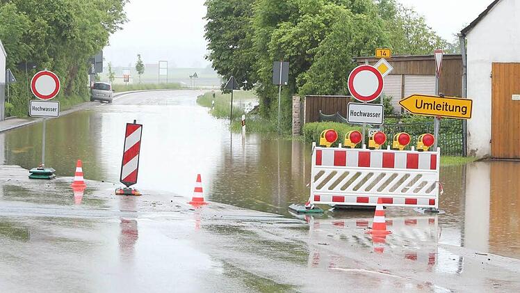 Die Ortsdurchfahrt auf der B14 bei Neuenstetten ist aufgrund des Hochwassers gesperrt. Foto: Haag, News5